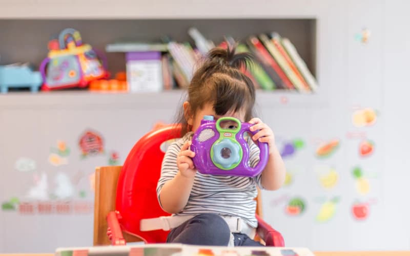 Phụ huynh và con cùng đọc sách — minh họa tra cứu thần số học cho con